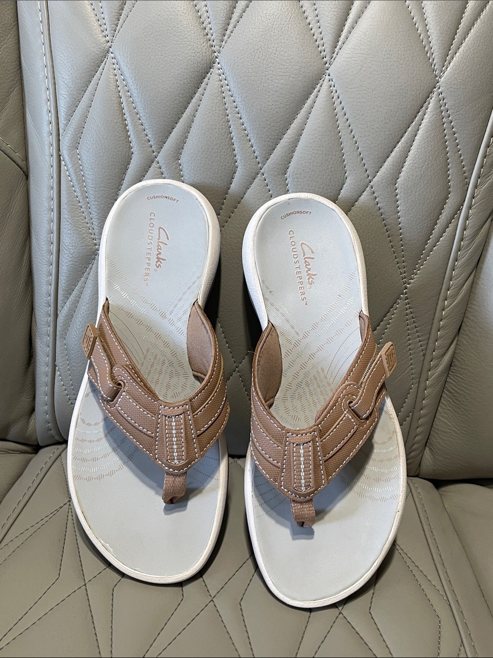 Clarks tan and white leather thong sandals - Picture 5 of 7